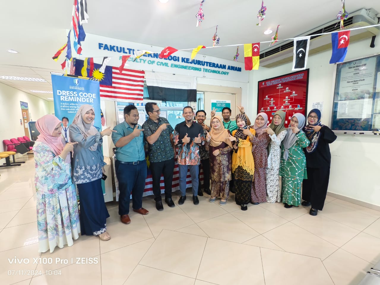 Majlis Perpisahan En. Mohd Safwan Rizal Saripudin, Penolong Pegawai Tadbir Kanan yang akan berpindah ke Pusat Analitik Data, UMPSA pada 7 November 2024. Terima kasih di atas khidmat dan jasa bakti selama di FTKA UMPSA